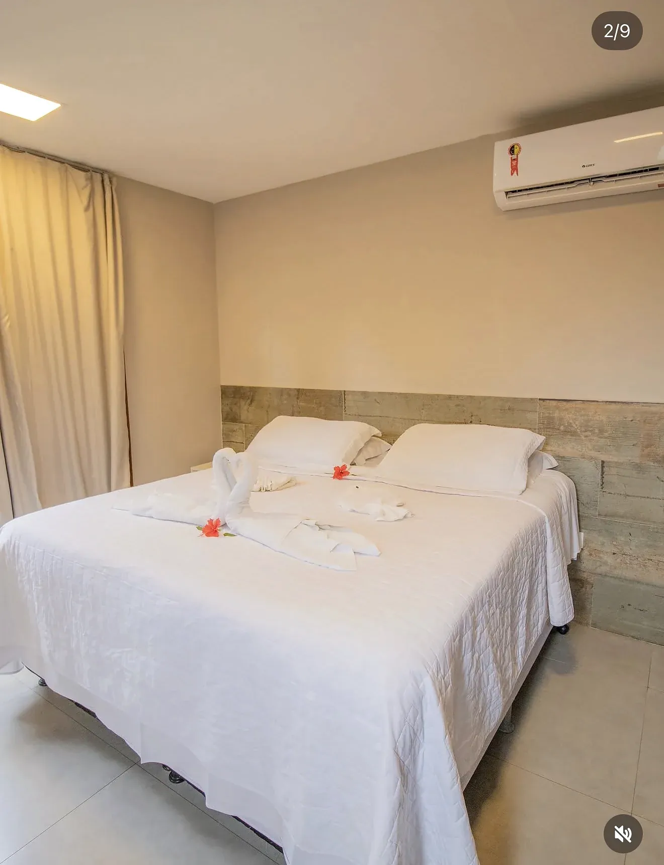 Cama com decoração e toalhas no Duplo Deluxe