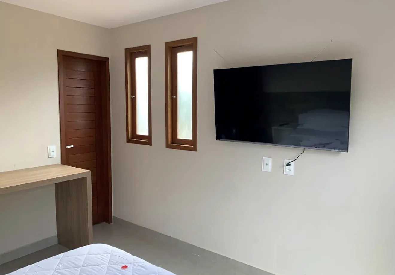 TV de parede e janelas do Duplo Deluxe