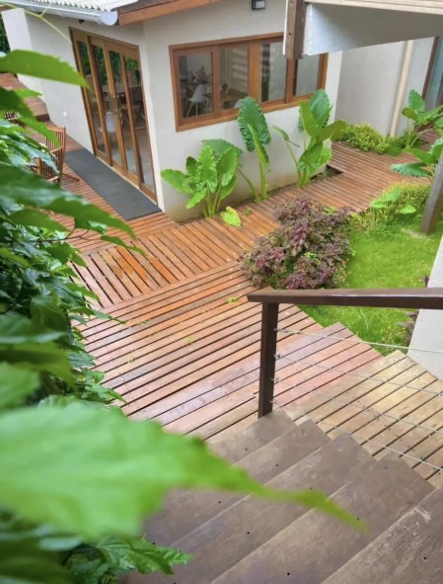 Deck e jardim da pousada