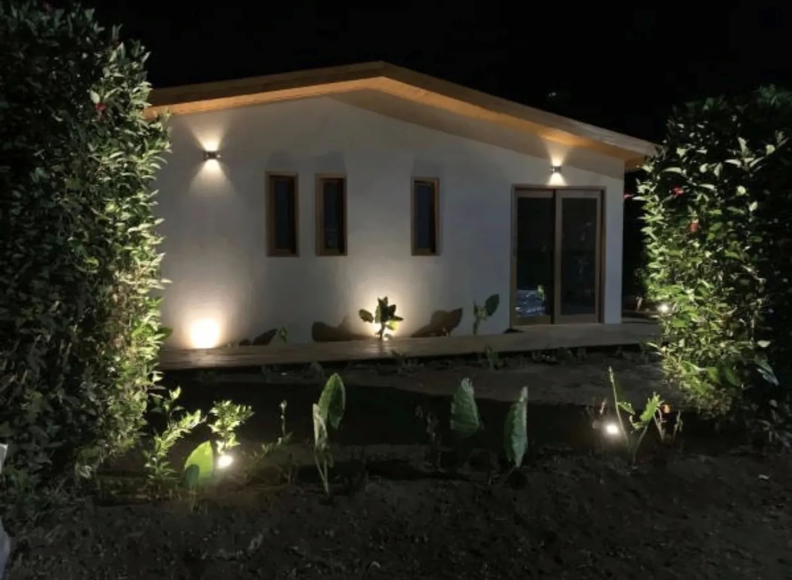 Fachada da pousada iluminada à noite