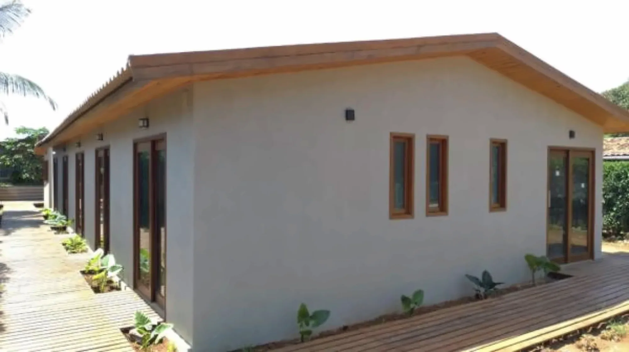 Fachada e passarela de madeira da Pousada Maresia em Fernando de Noronha