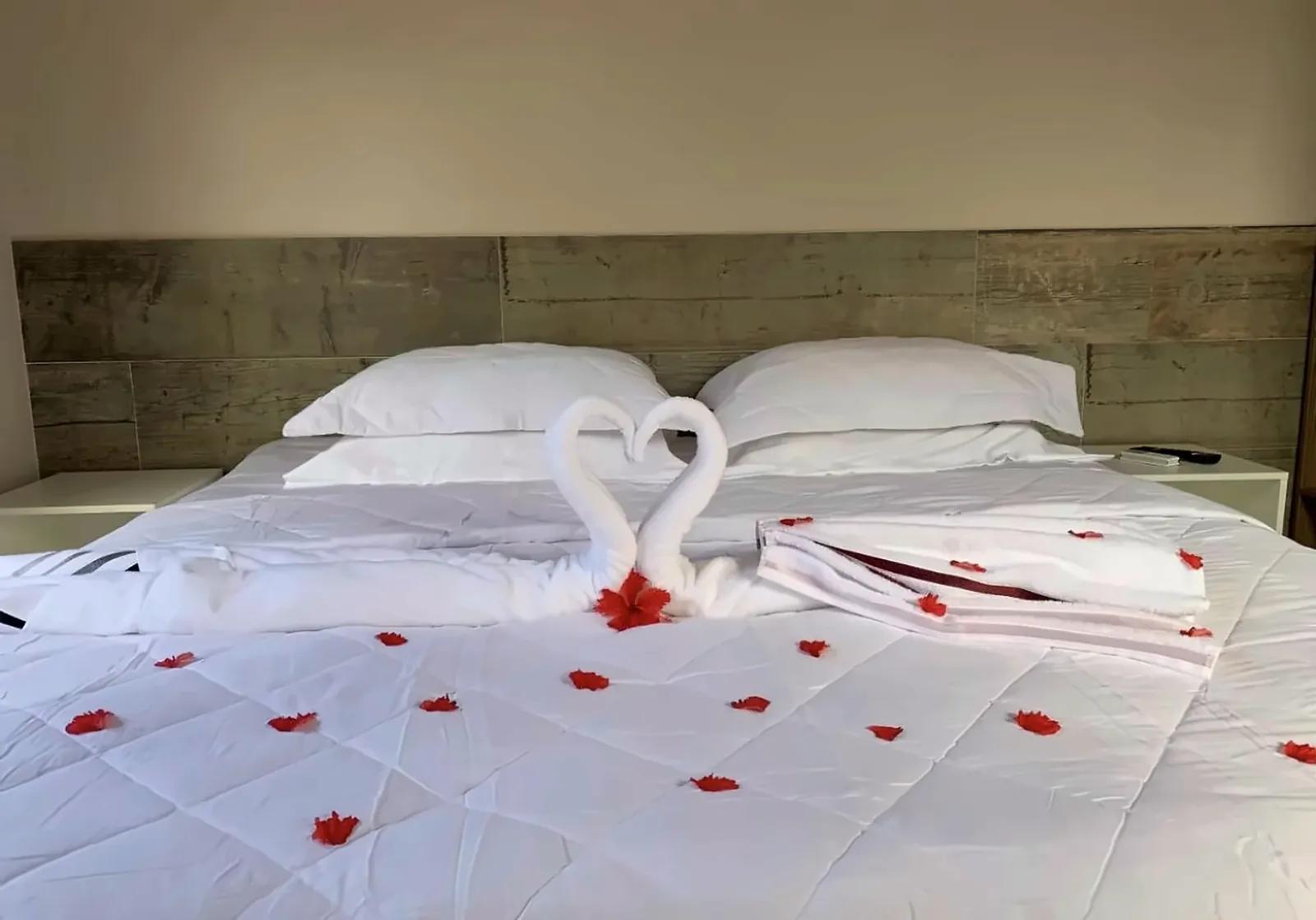 Duplo Standard com roupa de cama e toalhas decorativas