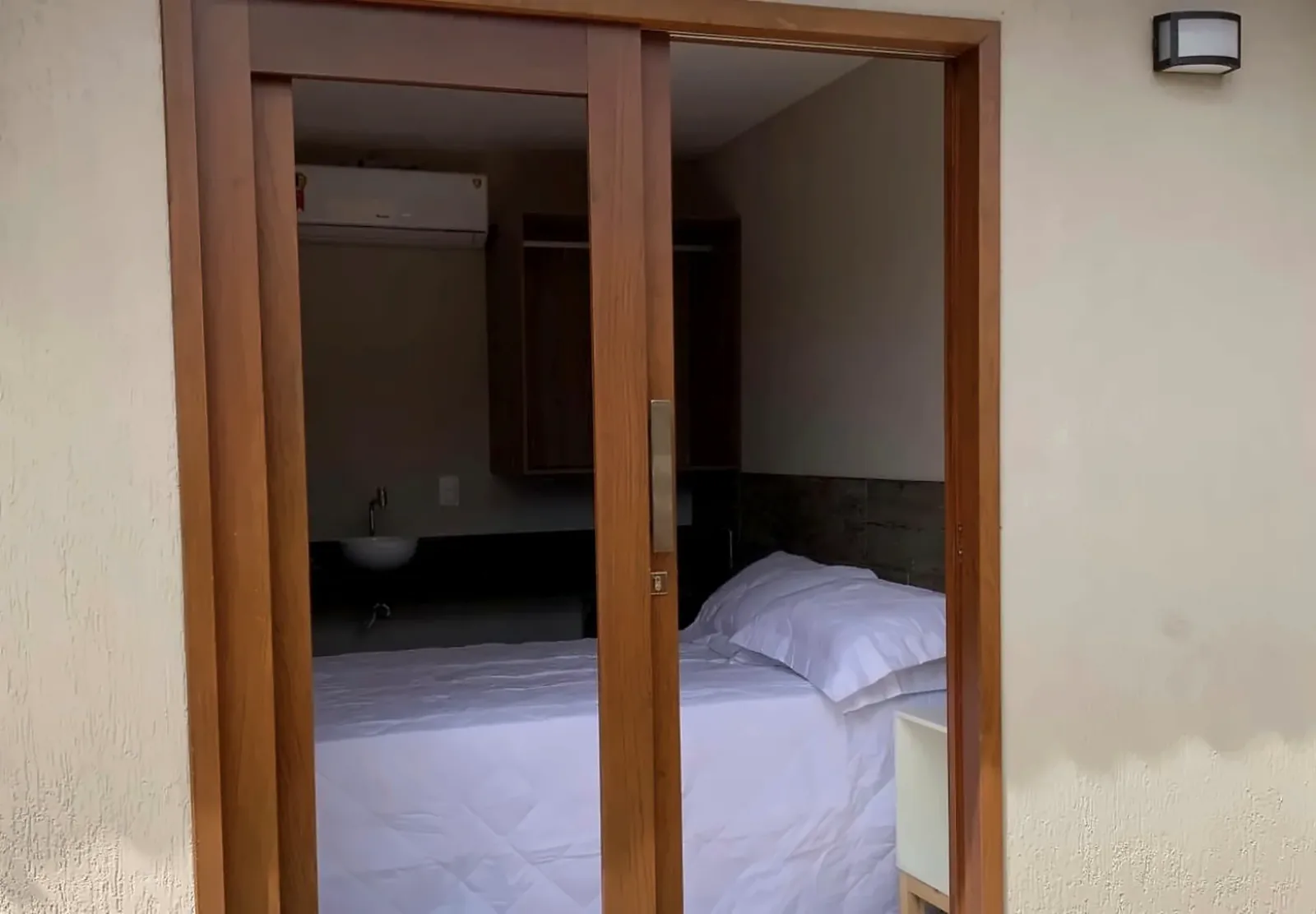 Porta de vidro e cama no Duplo Standard