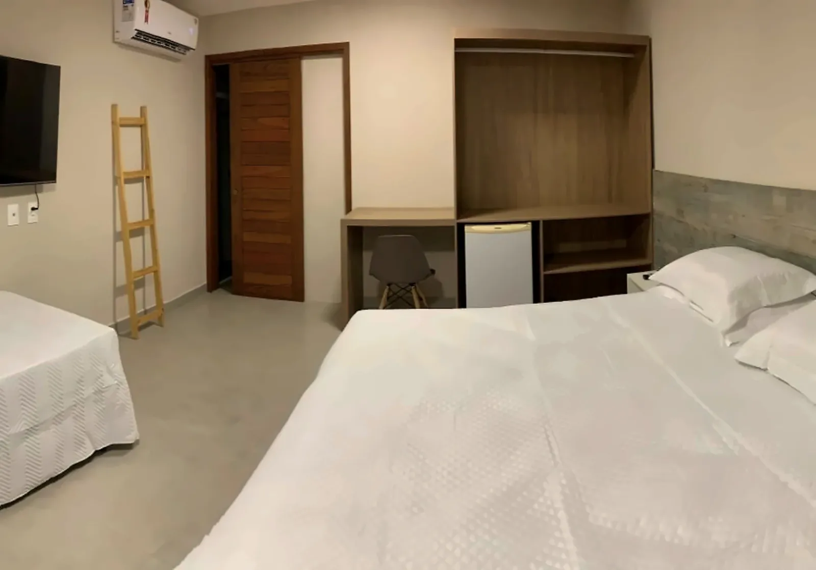 Camas, armário e frigobar no Duplo Standard