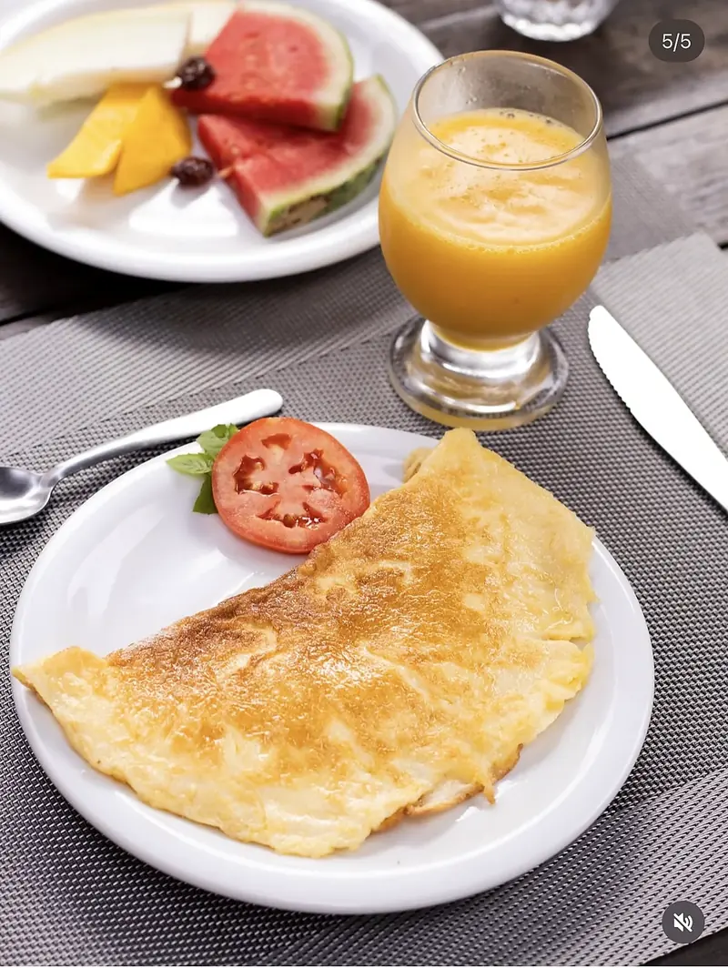 Omelete e suco no café da manhã